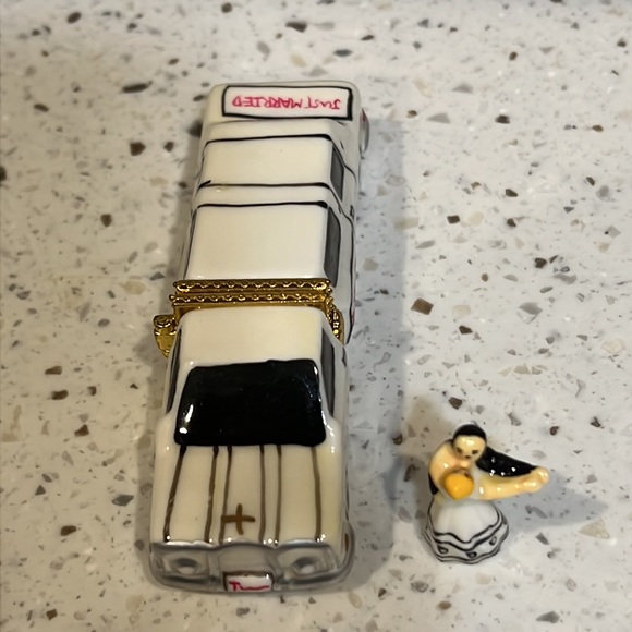 Just Married White Limousine wedding trinket box with mini bride and groom - Picture 7 of 12